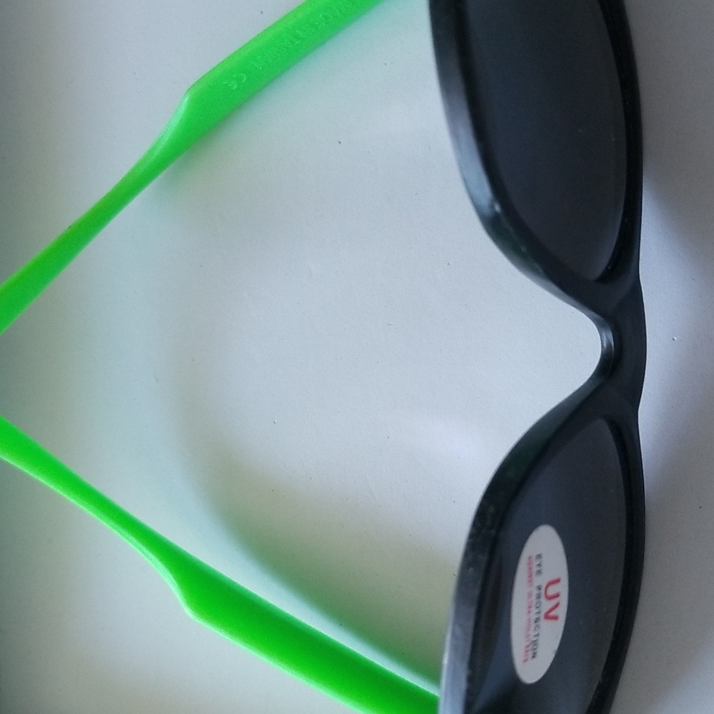 UV eye protection green and black Sunglass New